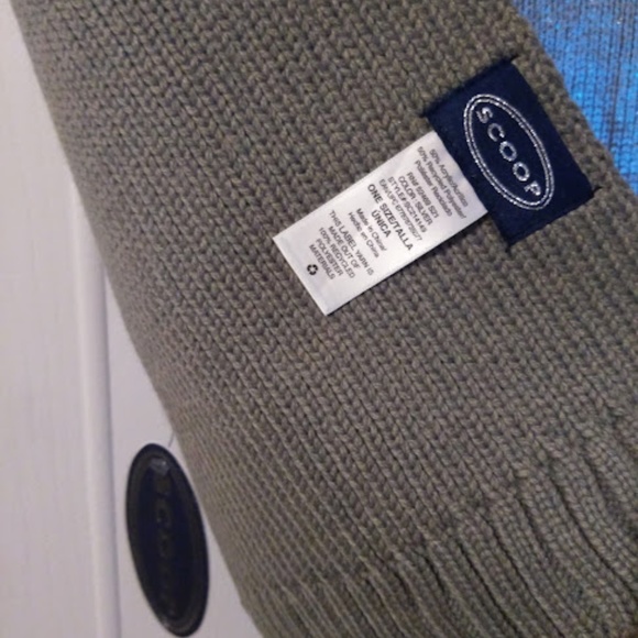 Scoop Women's Metallic Knit Scarf. Like New. - Picture 3 of 5
